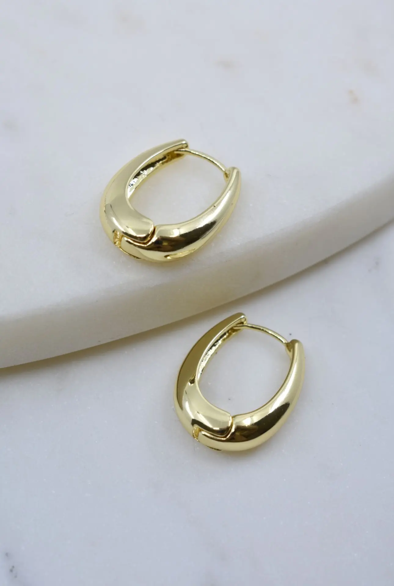 Gold Oval Hoop Earrings – Image 4